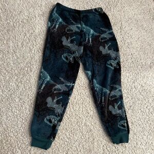 boys black and blue dinosaur pajamas. size small(6/7).